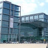 Neuer Berliner Hauptbahnhof mit Buerogebaeuden